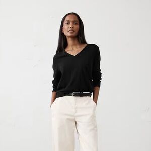 Banana Republic Black Classic merino wool V-Neck Sweater Sz M